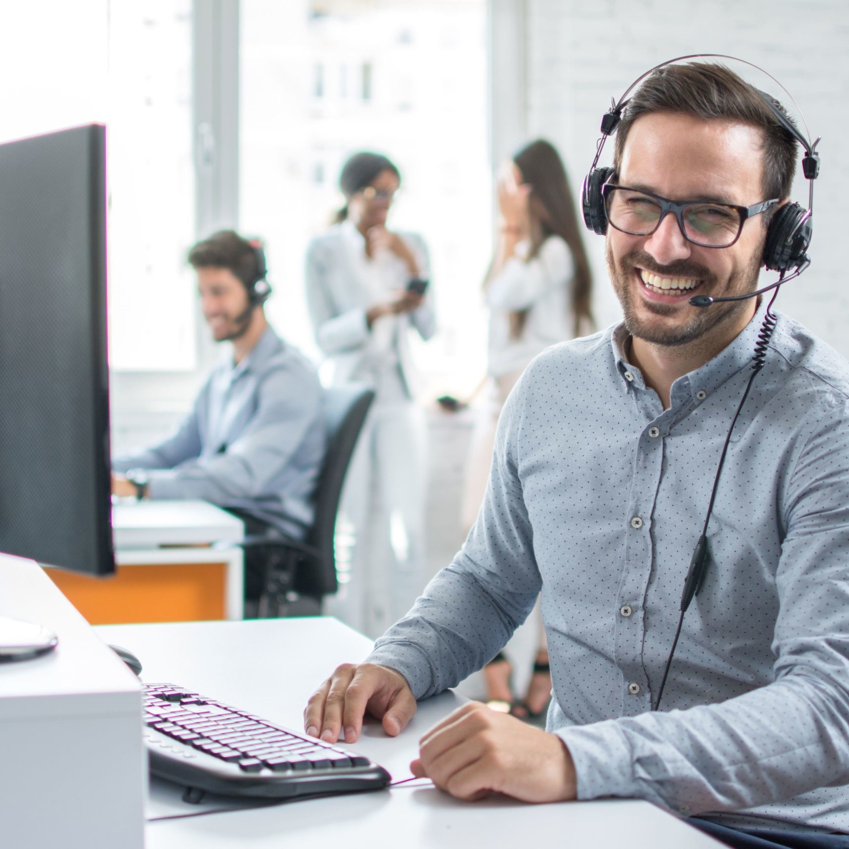 Lavoratore felice e sorridente